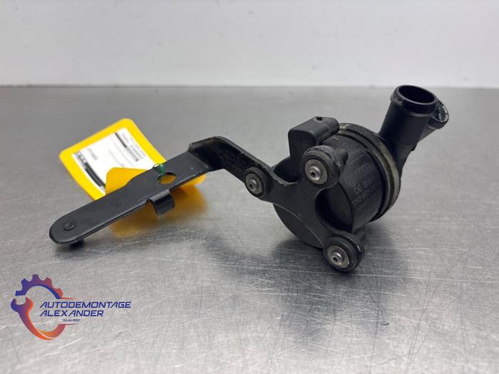 Begagnade Extra vattenpump Volkswagen Golf VI (5K1) 1.6 TDI 16V Pris € 30,00 Inklusive moms erbjuds av Alexander Autodemontage
