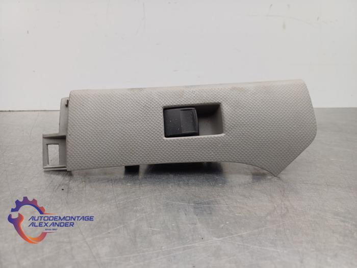Usados Interruptor de ventanilla eléctrica Toyota Yaris II (P9) 1.0 12V VVT-i Precio € 9,99 Norma de margen ofrecido por Alexander Autodemontage