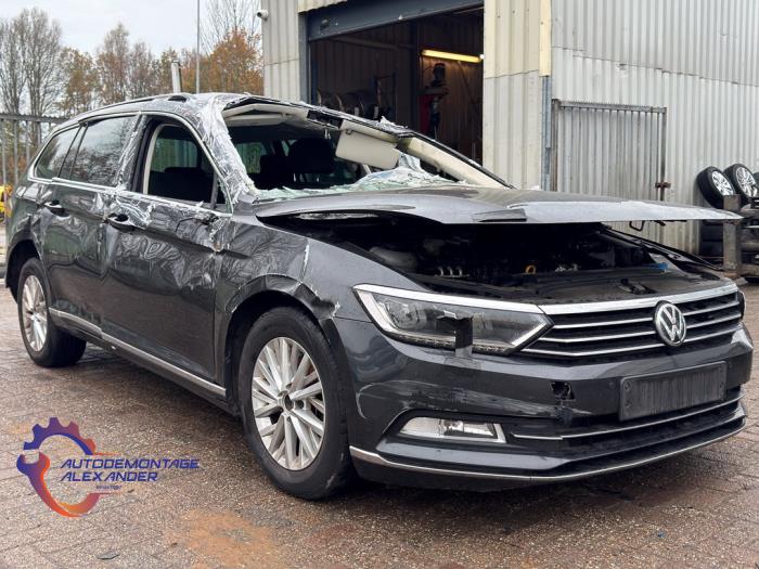 Używane Grill Volkswagen Passat Variant (3G5) 2.0 TDI 16V 190 4Motion Cena € 242,00 Z VAT oferowane przez Alexander Autodemontage