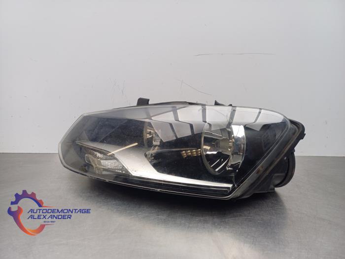 Używane Reflektor lewy Volkswagen Polo V (6R) 1.4 TDI 12V 75 Cena € 60,00 Procedura marży oferowane przez Alexander Autodemontage