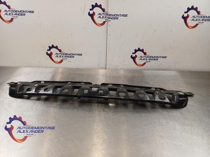 Usados Parachoque placa base Jaguar F-Pace 2.0 D 180 16V AWD Precio € 60,50 IVA incluido ofrecido por Alexander Autodemontage