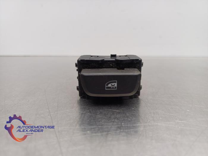 Usados Interruptor de ventanilla eléctrica Renault Clio IV (5R) 0.9 Energy TCE 90 12V Precio € 17,50 IVA incluido ofrecido por Alexander Autodemontage
