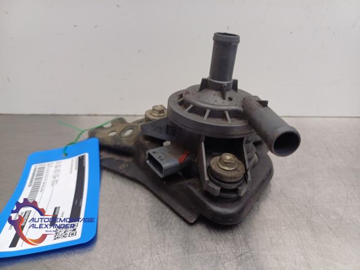 Begagnade Extra vattenpump Toyota Yaris III (P13) 1.5 16V Hybrid Pris € 60,50 Inklusive moms erbjuds av Alexander Autodemontage