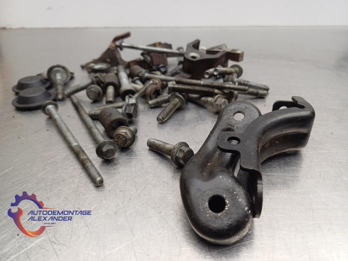 Usagé Kit boulons Landrover Discovery Sport (LC) 2.0 TD4 180 16V Prix sur demande proposé par Alexander Autodemontage