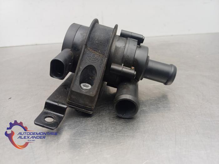 Begagnade Extra vattenpump Volkswagen Golf VI (5K1) 1.2 TSI BlueMotion Pris € 30,00 Inklusive moms erbjuds av Alexander Autodemontage