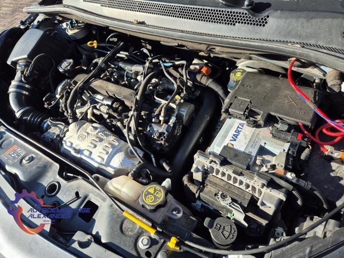 Motor van een Opel Corsa E 1.3 CDTi 16V ecoFLEX 2017