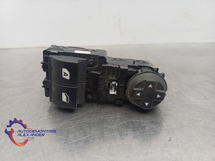 Usados Interruptor combinado de ventanillas Peugeot 208 I (CA/CC/CK/CL) 1.2 Vti 12V PureTech 82 Precio € 36,00 IVA incluido ofrecido por Alexander Autodemontage