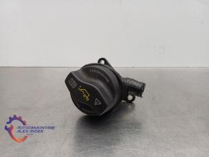 Ölkappe van een Mercedes-Benz A (W176) 1.6 A-180 16V 2015