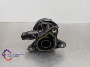 Ölkappe van een Mercedes-Benz A (W176) 1.6 A-180 16V 2015