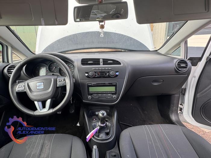 Usados Ventanilla triangular derecha delante Seat Leon (1P1) 1.6 TDI 16V 90 Precio € 37,50 IVA incluido ofrecido por Alexander Autodemontage