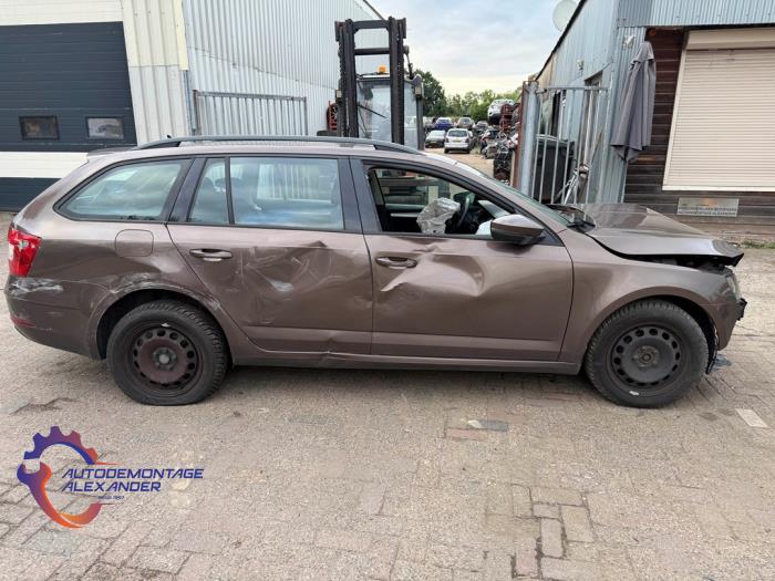 Usados Ventanilla triangular derecha detrás Skoda Octavia Combi (5EAC) 1.6 TDI 16V Precio € 80,00 Norma de margen ofrecido por Alexander Autodemontage