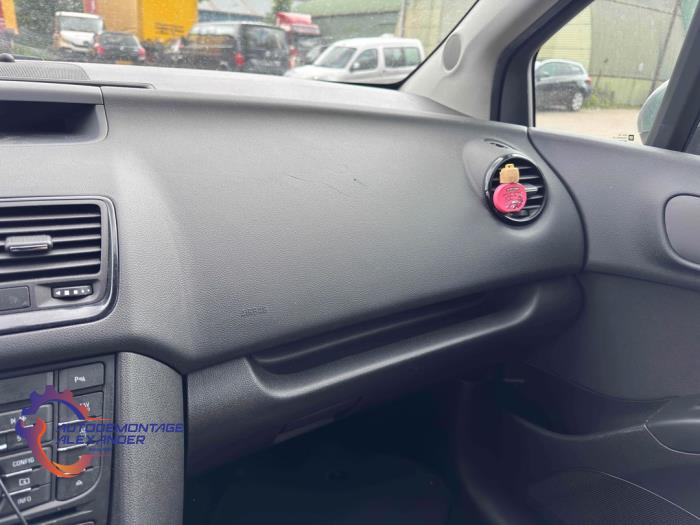 Begagnade Handskfack Opel Meriva (B) 1.4 16V Ecotec Pris € 47,50 Inklusive moms erbjuds av Alexander Autodemontage