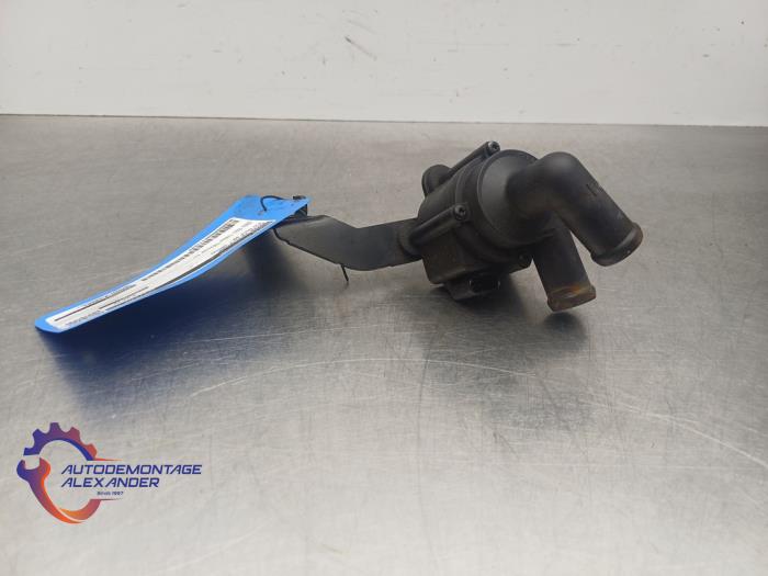Begagnade Extra vattenpump Volkswagen Golf VI (5K1) 1.6 TDI 16V Pris € 30,00 Inklusive moms erbjuds av Alexander Autodemontage