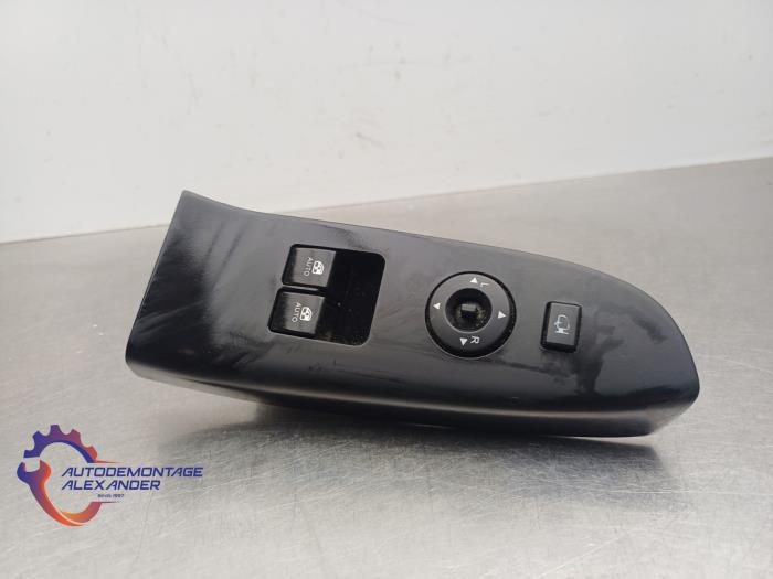 Usados Interruptor combinado de ventanillas Kia Cee'd (EDB5) 2.0 CRDi 16V Precio € 20,00 IVA incluido ofrecido por Alexander Autodemontage