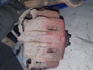 Used Front brake calliper, left Ssang Yong Rexton 2.7 Xdi RX/RJ 270 16V Price on request offered by Autodemontage Atlas-Car B.V.