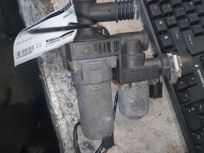 Usagé Pompe à eau BMW 3 serie (E46/4) 316i 16V Prix € 50,00 Règlement à la marge proposé par Autodemontage Atlas-Car B.V.