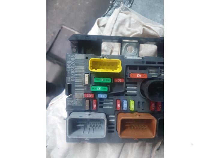 Fuse box Peugeot Partner 1.6 BlueHDi 100 9807028780