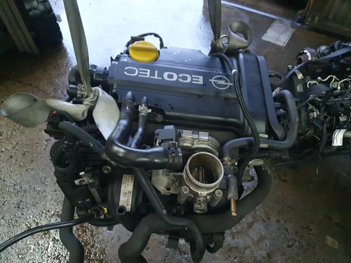 Motor de un Opel Corsa C (F08/68) 1.0 12V Twin Port 2006