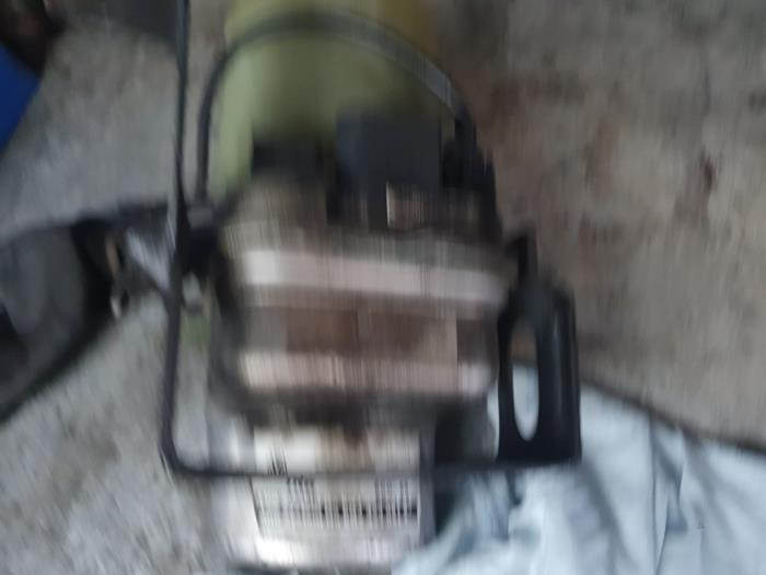 Usagé Pompe de direction Volkswagen Polo IV (9N1/2/3) 1.4 FSI 16V Prix sur demande proposé par Autodemontage Atlas-Car B.V.