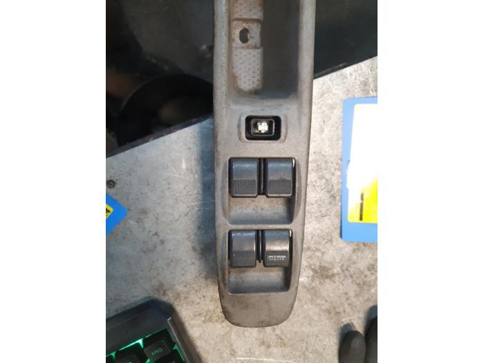 Usados Interruptor combinado de ventanillas Mazda Demio (DW) 1.5 16V Precio € 70,00 Norma de margen ofrecido por Autodemontage Atlas-Car B.V.