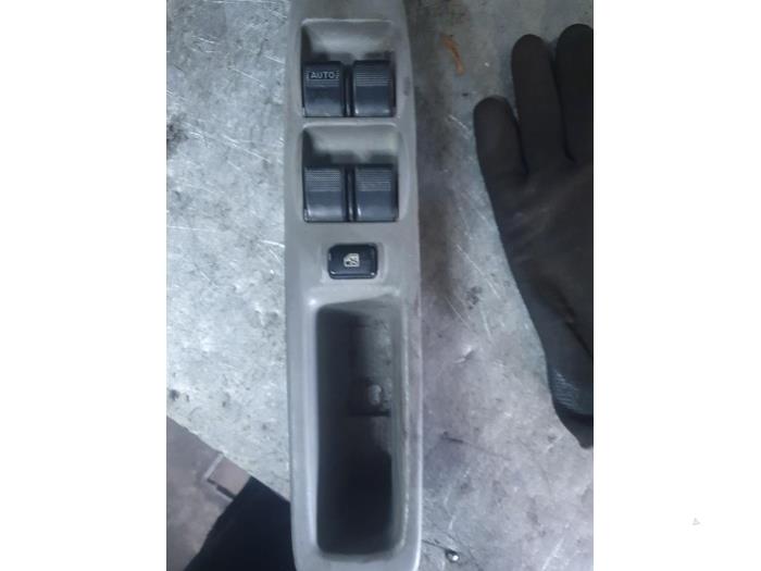 Usados Interruptor combinado de ventanillas Mazda Demio (DW) 1.5 16V Precio € 50,00 Norma de margen ofrecido por Autodemontage Atlas-Car B.V.