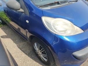 Begagnade Framskärm, höger Peugeot 107 1.0 12V Pris på förfrågan erbjuds av Autodemontage Atlas-Car B.V.