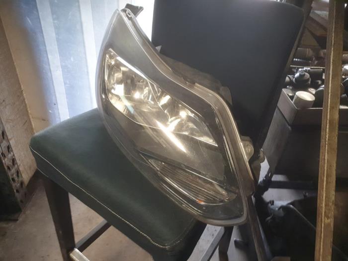 Używane Reflektor prawy Ford Focus 3 Wagon 1.6 TDCi Cena € 100,00 Procedura marży oferowane przez Autodemontage Atlas-Car B.V.