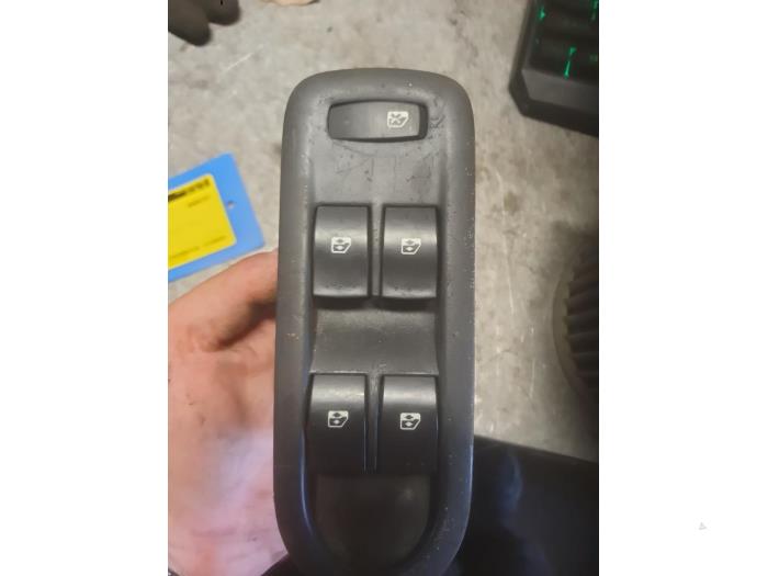 Usados Interruptor combinado de ventanillas Renault Grand Scénic II (JM) 2.0 16V Precio € 30,00 Norma de margen ofrecido por Autodemontage Atlas-Car B.V.
