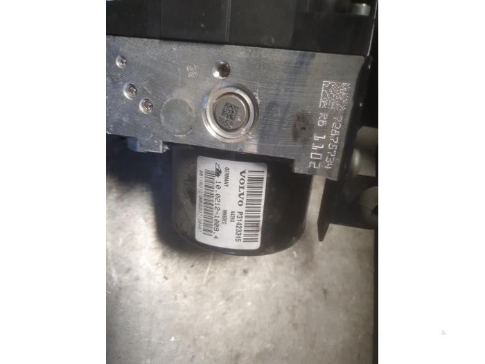 Używane Pompa ABS Volvo V40 (MV) 2.0 D2 16V Cena € 75,00 Procedura marży oferowane przez Autodemontage Atlas-Car B.V.