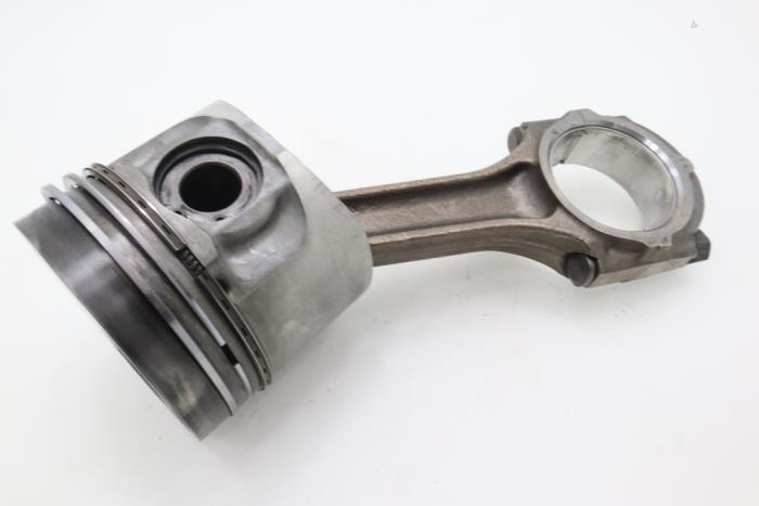 Connecting rod from a Mitsubishi Pajero Sport (K7/9) 2.5 TD GLS 2005