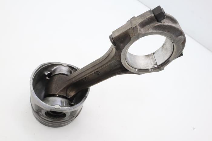 Connecting rod from a Mitsubishi Pajero Sport (K7/9) 2.5 TD GLS 2005