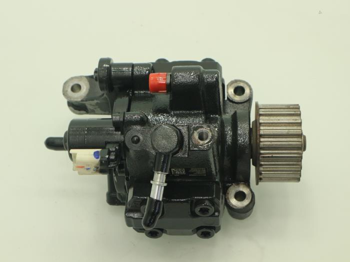 Mechanical fuel pump from a Mercedes-Benz B (W246,242) 1.5 B-180 CDI 16V 2015