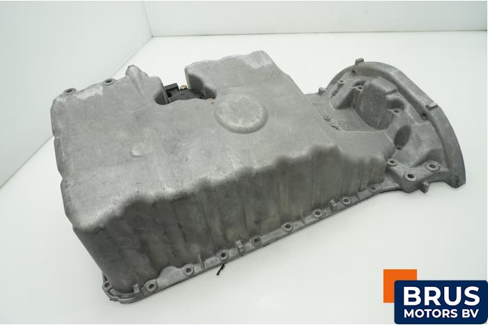 Usagé Couvercle carter Mercedes Sprinter 2t (901/902) 211 CDI 16V Prix € 60,50 Prix TTC proposé par Brus Motors BV