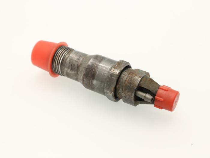 Injector (diesel) from a Mercedes-Benz L serie 4t (309/611) 410D 1995