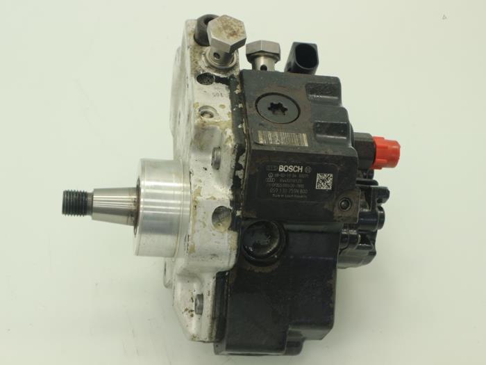 Mechanical fuel pump from a Volkswagen Crafter 2.5 TDI 30/35/50 2010