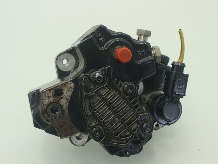 Mechanical fuel pump from a Volkswagen Crafter 2.5 TDI 30/35/50 2012