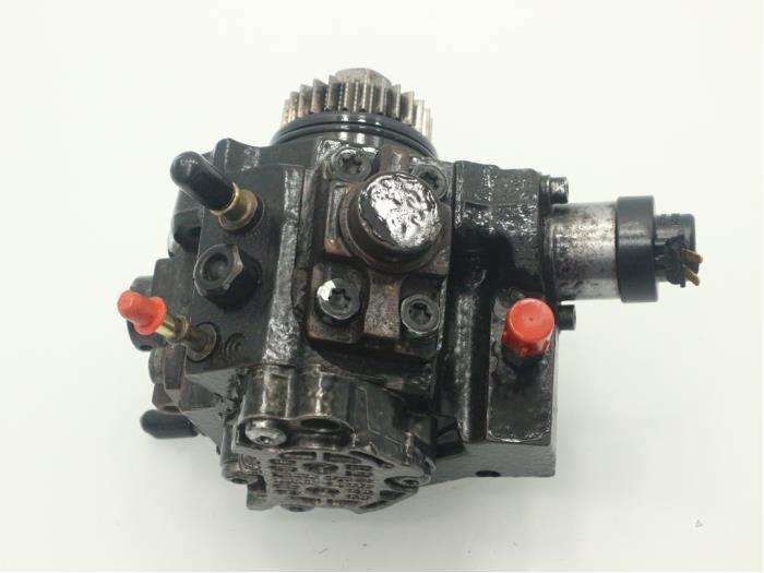 Mechanical fuel pump from a Opel Vivaro 2.0 CDTI 16V 2014