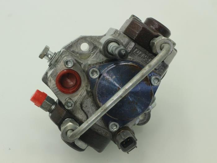 Mechanical fuel pump from a Opel Astra H (L48) 1.7 CDTi 16V 2011