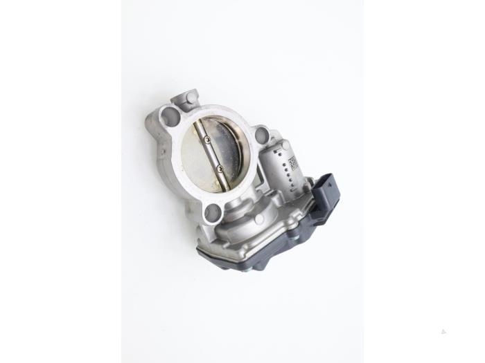 Throttle body from a MINI Clubman (F54) 1.5 One 12V 2015