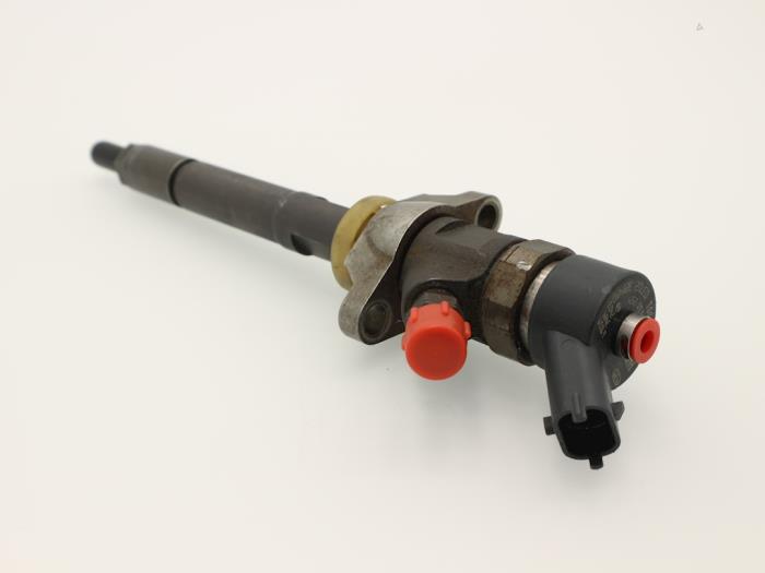Injector (diesel) from a Volvo V40 (MV) 1.6 D 16V 2012