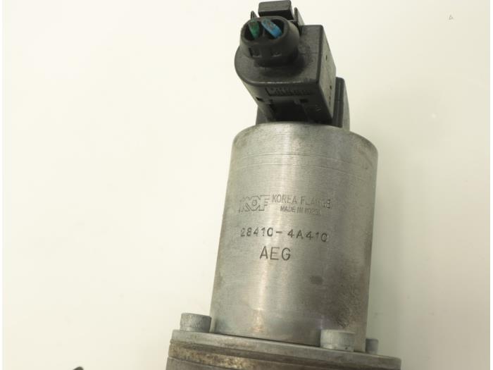 EGR valve from a Kia Sorento I (JC) 2.5 CRDi 16V 2009