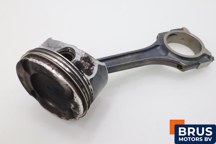 Usados Biela Mercedes A (W176) 1.6 A-200 16V Precio € 90,75 IVA incluido ofrecido por Brus Motors BV