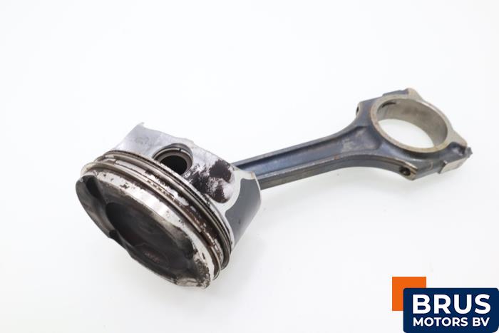 Usados Biela Mercedes A (W176) 1.6 A-200 16V Precio € 90,75 IVA incluido ofrecido por Brus Motors BV