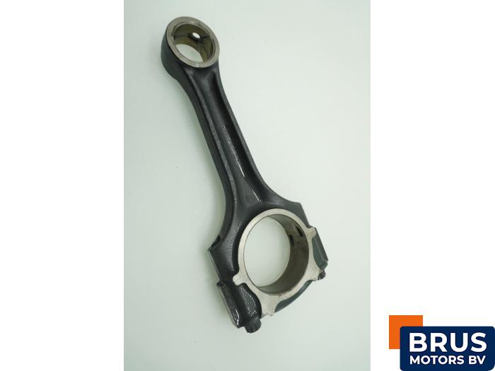 Usagé Bielle Mercedes E (W210) 2.2 E-220D 16V Prix € 90,75 Prix TTC proposé par Brus Motors BV
