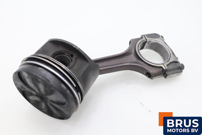 Usagé Bielle Mercedes E (W210) 2.2 E-220D 16V Prix € 90,75 Prix TTC proposé par Brus Motors BV