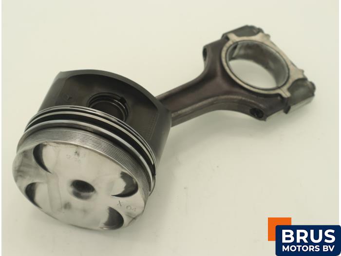 Usagé Bielle Mercedes E (W210) 2.2 E-220D 16V Prix € 90,75 Prix TTC proposé par Brus Motors BV