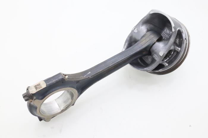Connecting rod from a Mercedes-Benz A (W176) 1.6 A-180 16V 2015