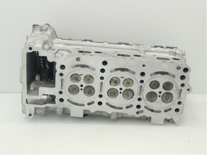 Cylinder head from a Mercedes-Benz S (W221) 3.0 S-320 CDI 24V 4-Matic 2010