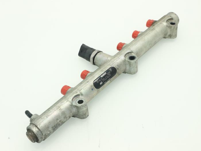 Fuel injector nozzle from a Kia Sorento I (JC) 2.5 CRDi 16V 2006