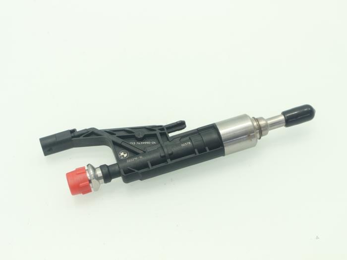 Injector (petrol injection) from a BMW 1 serie (F20) 118i 1.5 TwinPower 12V 2017